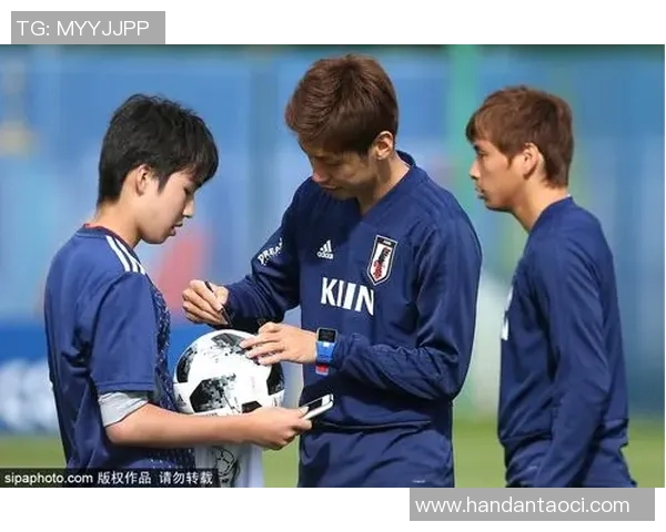 日本头牌足球球星率领国家队再创辉煌备受球迷热情追捧